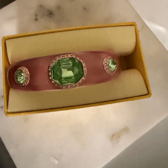 Swarovski Dulcis cuff
Mixed cuts, Multicolored, Gold-tone plated - Picture 11 of 12